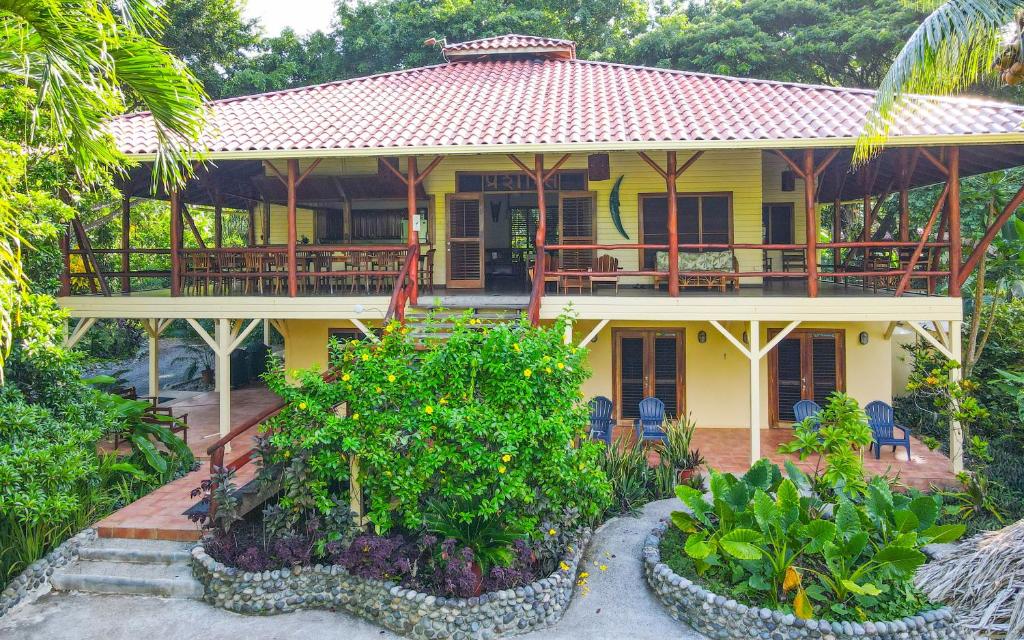 Kebun di luar Bluff Beach Retreat