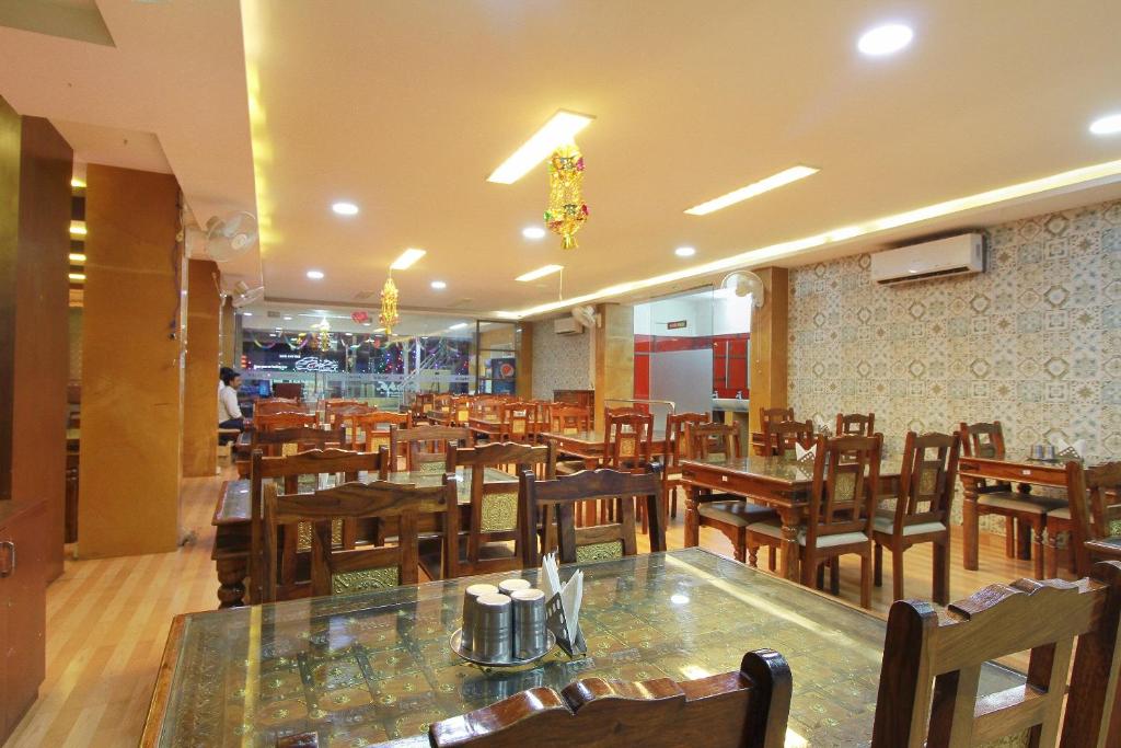 Restaurace v ubytování Super Capital O Rj Grand