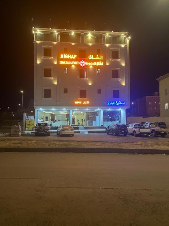 a building with cars parked in front of it at night at الغاف للشقق المخدومة in Sarat Abidah