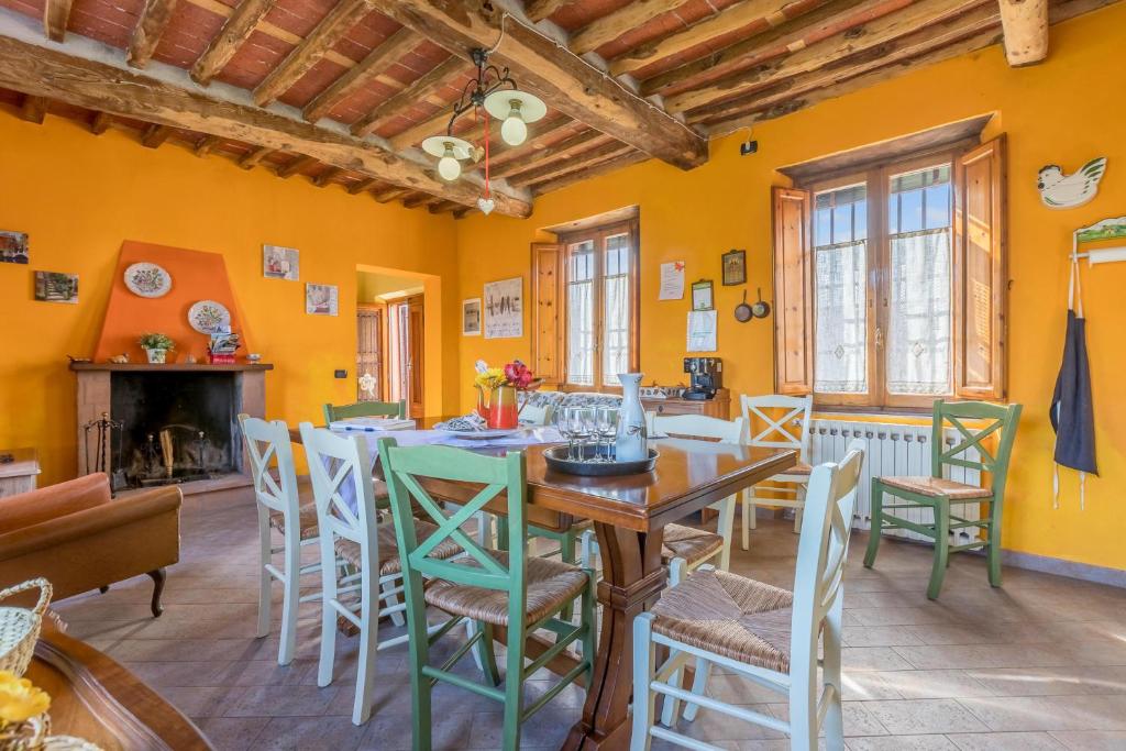 Televízia a/alebo spoločenská miestnosť v ubytovaní Casale Geniva with Private Pool - Happy Rentals