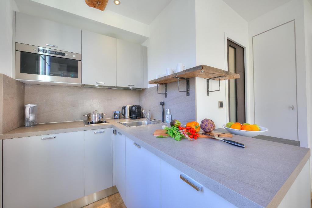 Kuchyňa alebo kuchynka v ubytovaní Appartement Angé 100m de la mer - Happy Rentals