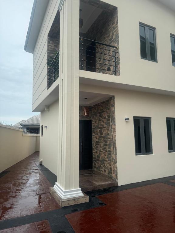 un edificio blanco con una columna delante en Tastic Homes ng, en Port Harcourt