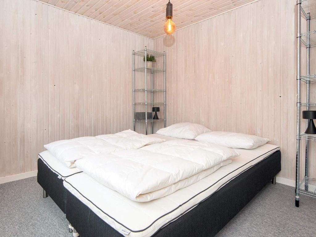 Postel nebo postele na pokoji v ubytování Holiday home Juelsminde V