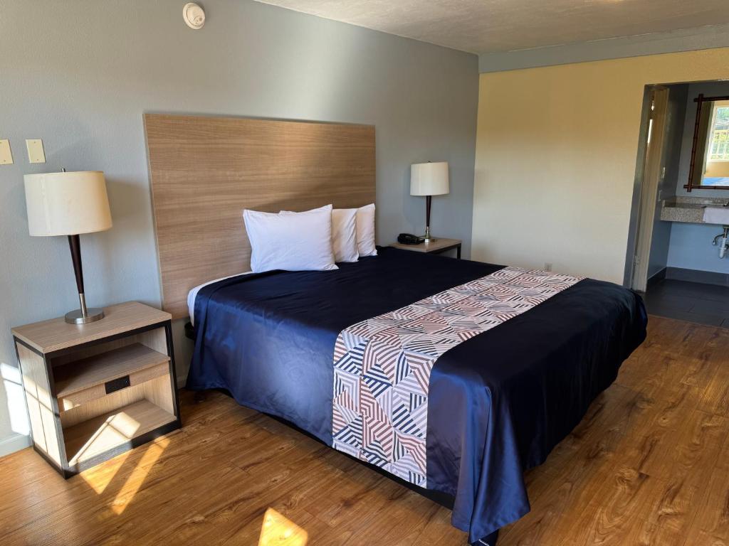 Discovery Inn - King Room - Nichtraucher
