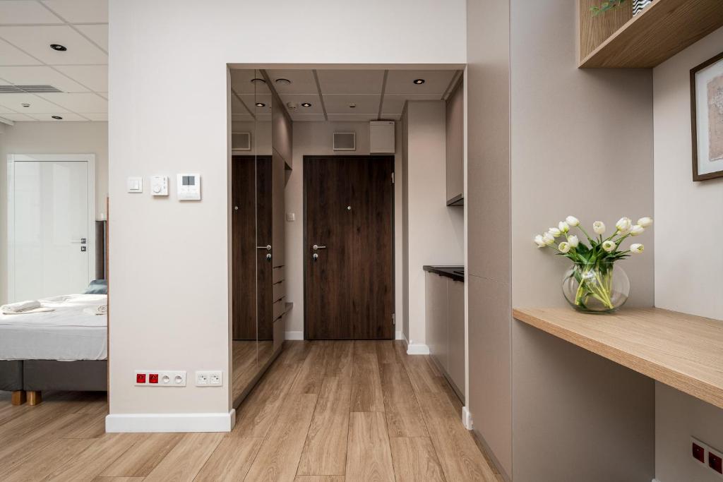 Postel nebo postele na pokoji v ubytování Kasprzaka 29 Wola Tower Free Garage By Perfect Apart