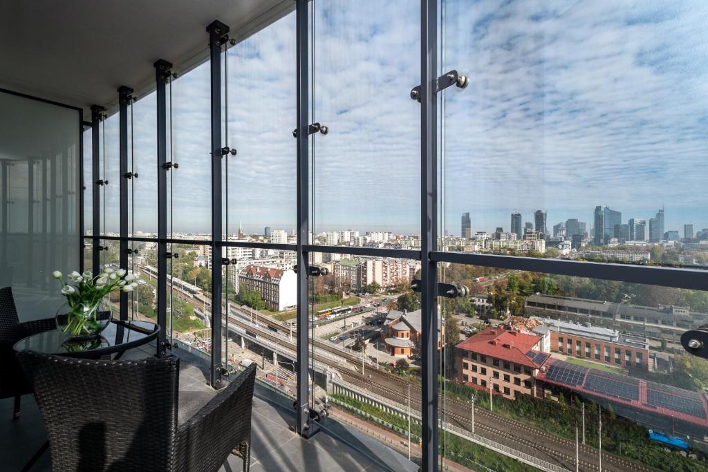 Nespecifikovaný výhled na destinaci Varšava nebo výhled na město při pohledu z apartmánu