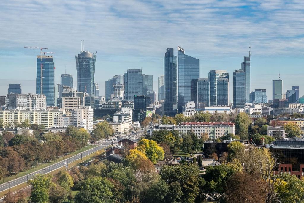 Nespecifikovaný výhled na destinaci Varšava nebo výhled na město při pohledu z apartmánu