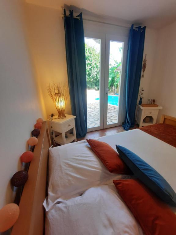 Postel nebo postele na pokoji v ubytování Chambre indépendante donnant sur piscine