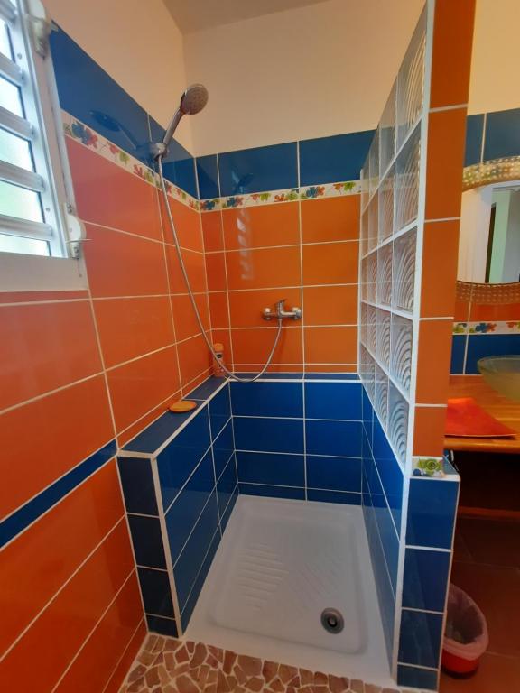 Koupelna v ubytování Chambre indépendante donnant sur piscine