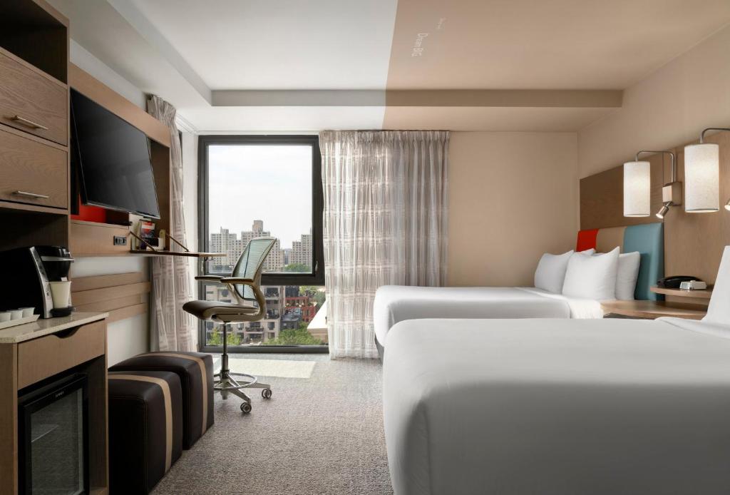 TV a/nebo společenská místnost v ubytování EVEN Hotel Brooklyn by IHG