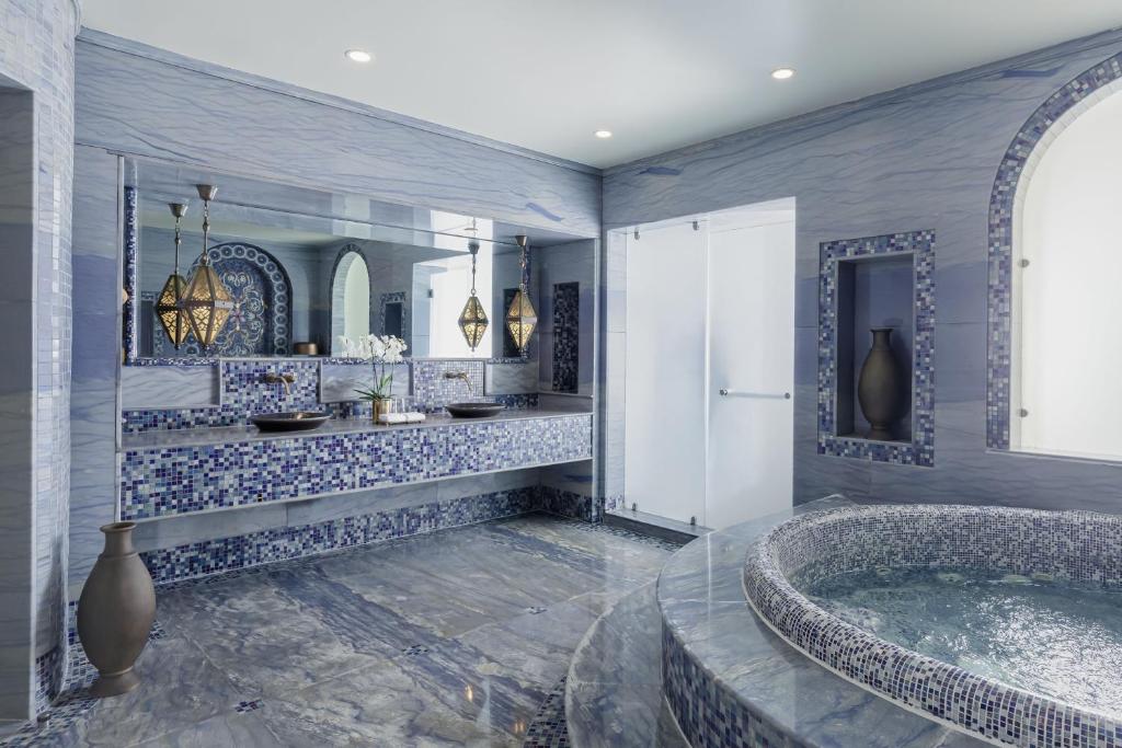 Koupelna v ubytování Sharq Village & Spa, a Ritz-Carlton Hotel