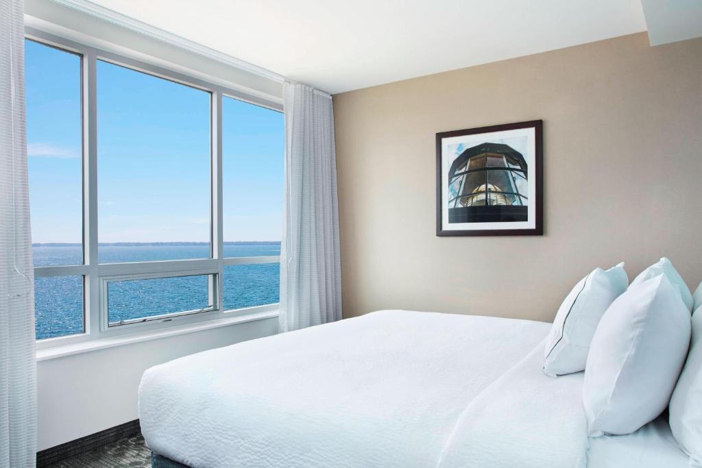 Courtyard by Marriott Erie Bayfront - Junior Suite, 1 King, Sofa Bed, Bay View