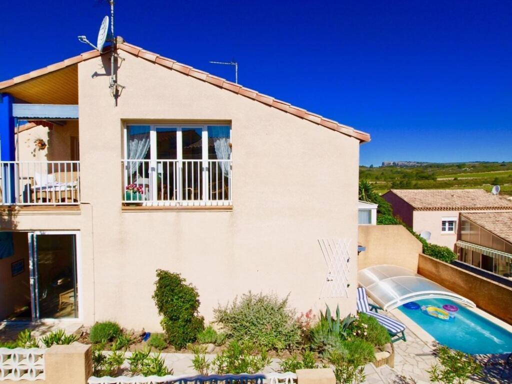 une maison avec une piscine devant dans l'établissement lavender dream private pool, à Narbonne-Plage