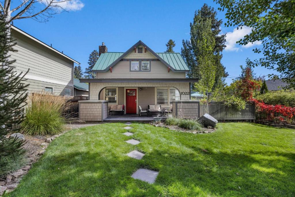 ベンドにあるAspen Bungalow - Meredith Lodgingの赤い扉と庭のある家
