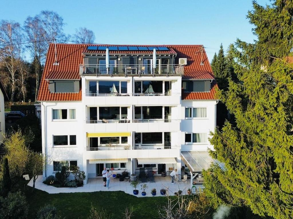 una vista aérea de un edificio blanco con techo rojo en Apartment Annemarie 3, en Meersburg