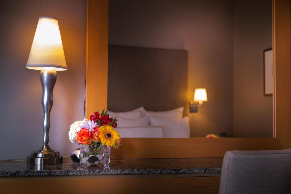 Postel nebo postele na pokoji v ubytování Hotel Giraffe by Library Hotel Collection