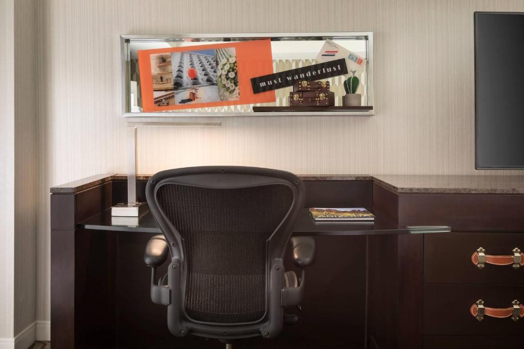 TV a/nebo společenská místnost v ubytování Renaissance Phoenix Downtown Hotel