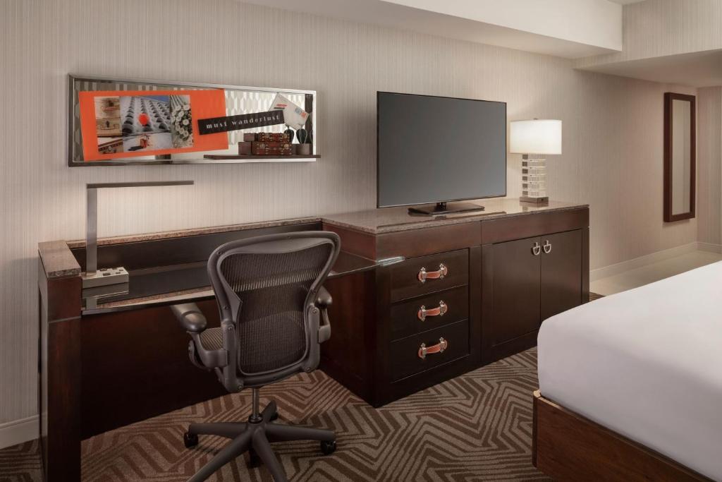TV a/nebo společenská místnost v ubytování Renaissance Phoenix Downtown Hotel