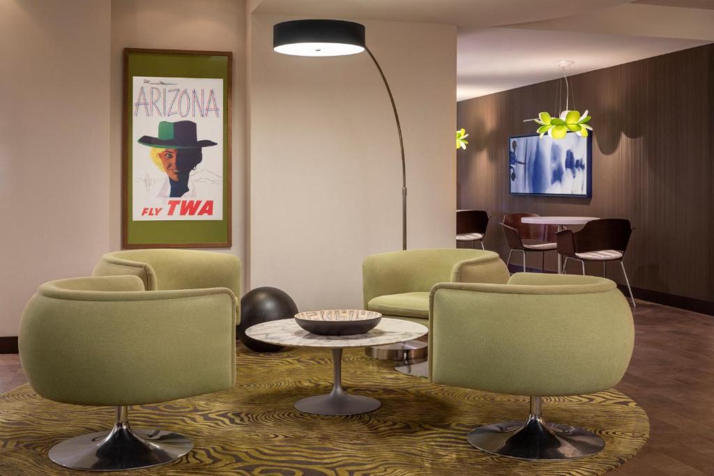 Posezení v ubytování Renaissance Phoenix Downtown Hotel