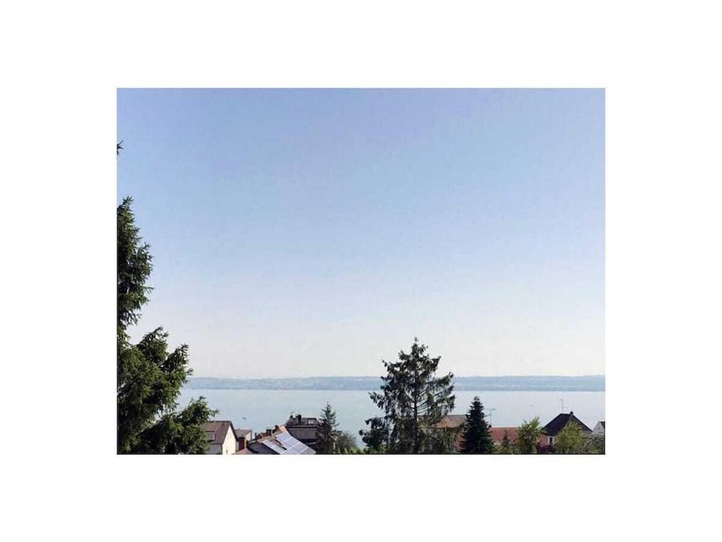 Una vista del océano desde una casa en Apartment Annemarie 1, en Meersburg