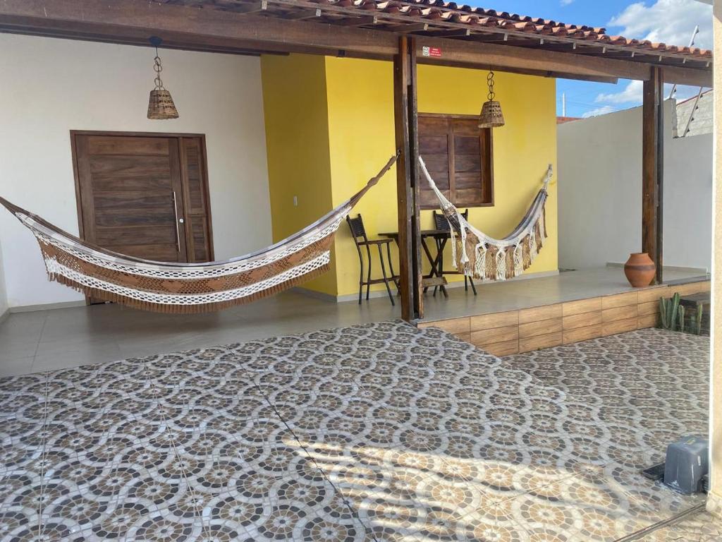 a room with a hammock in a house at Casa Cactos in Piranhas