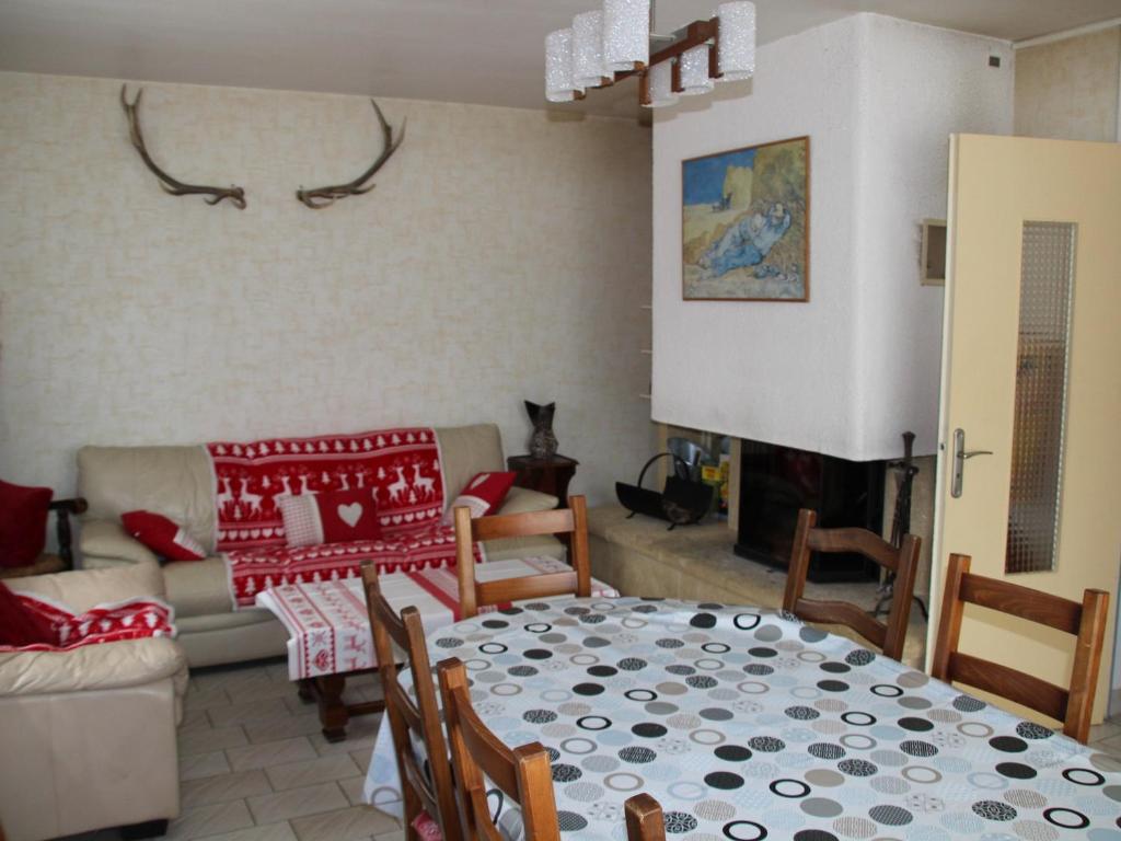 a living room with a table and a couch at Maison spacieuse 18 pers, 8 ch, cheminée, jardin clos, 4* - FR-1-737-84 in Autrans