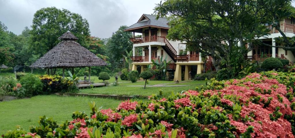 Vườn quanh Pai Vimaan Resort