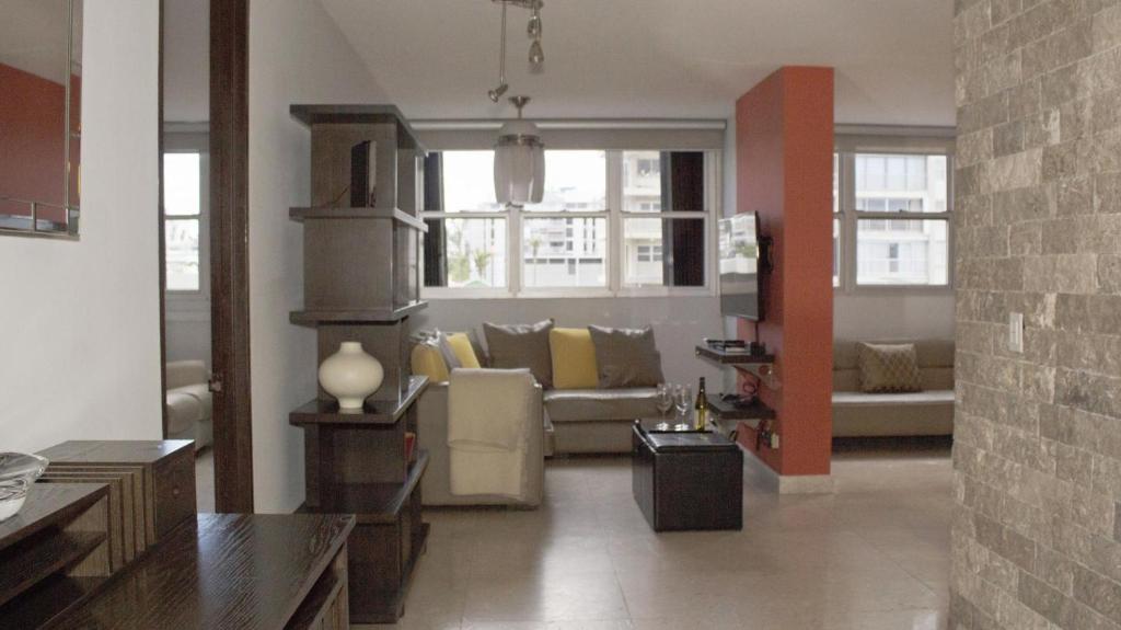 un soggiorno con un divano e un tavolo di Chefs Delight a San Juan