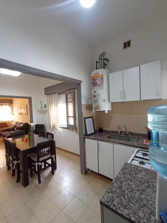 Kuchyň nebo kuchyňský kout v ubytování Casa a pocas cuadras del centro