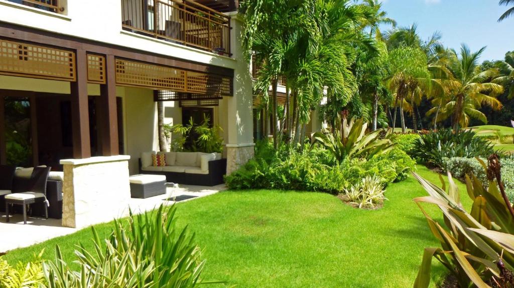 een tuin voor een gebouw met groen gras bij Villa Athena in Rio Grande