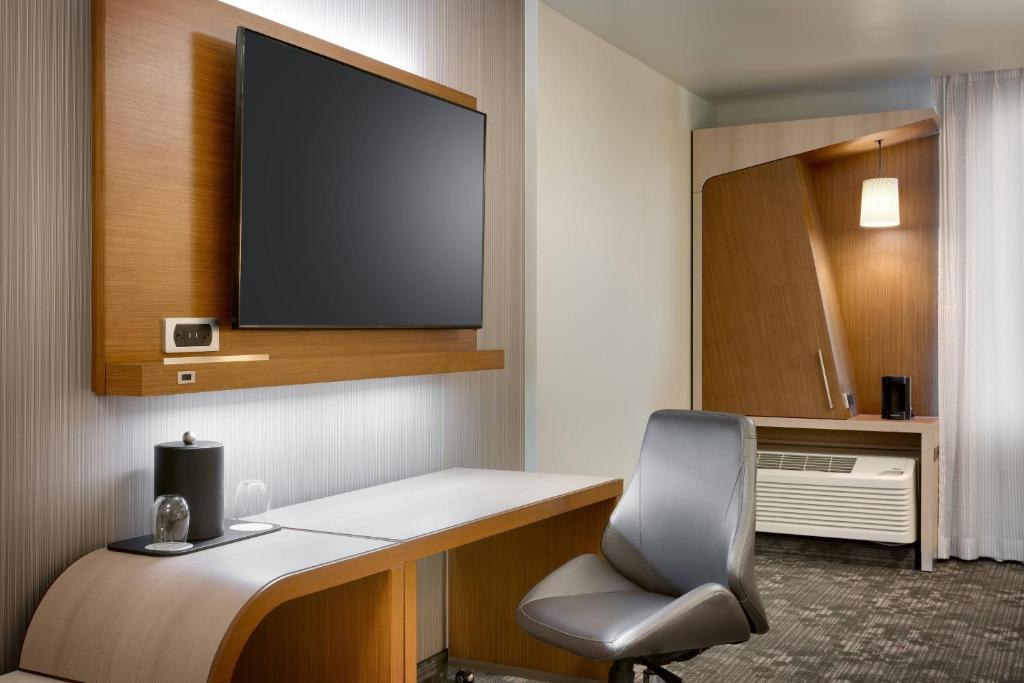 Courtyard by Marriott Los Angeles LAX/Hawthorne - King Room With Sofa Bed