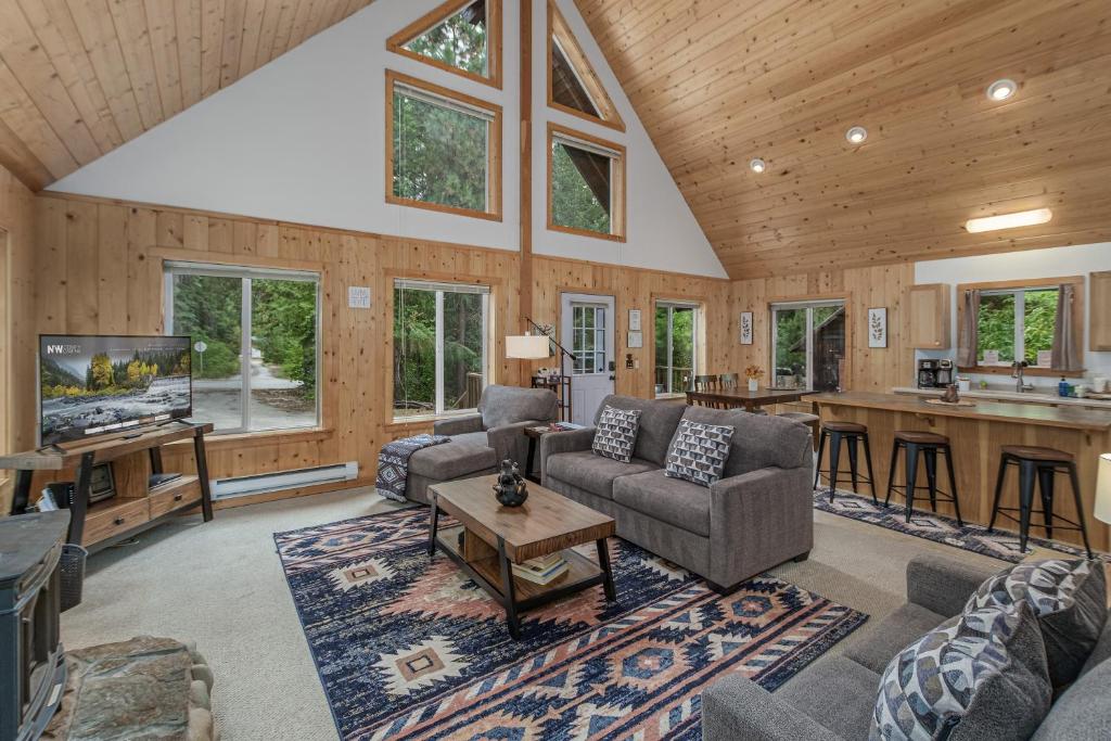 Posezení v ubytování Pine River Retreat home