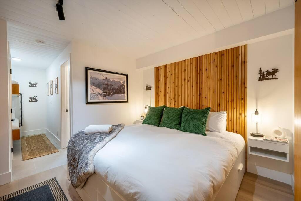 Postel nebo postele na pokoji v ubytování Powder & Pines Luxury Suite