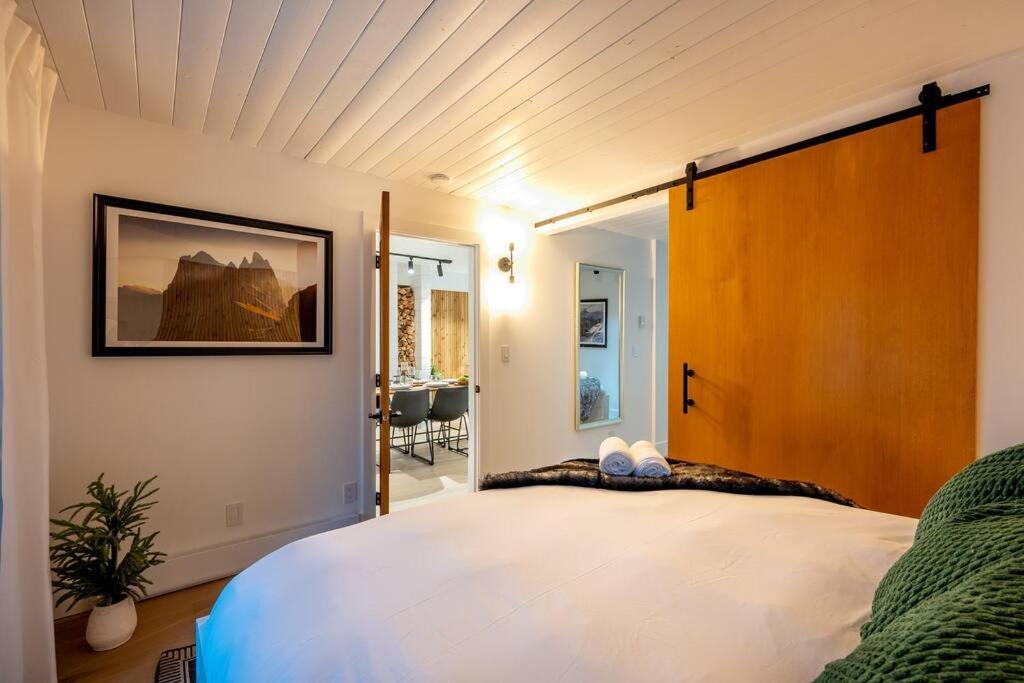 Postel nebo postele na pokoji v ubytování Powder & Pines Luxury Suite