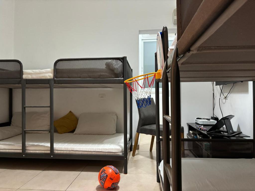 Palanda nebo palandy na pokoji v ubytování דירות בר אילן
