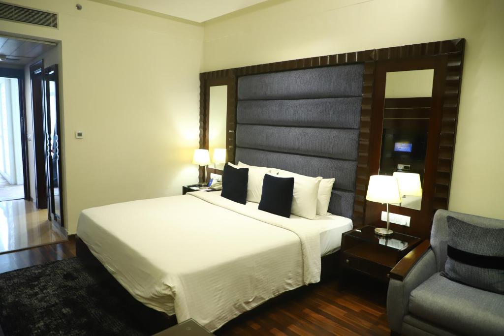 Postel nebo postele na pokoji v ubytování Deventure Sarovar Portico Kapashera, New Delhi