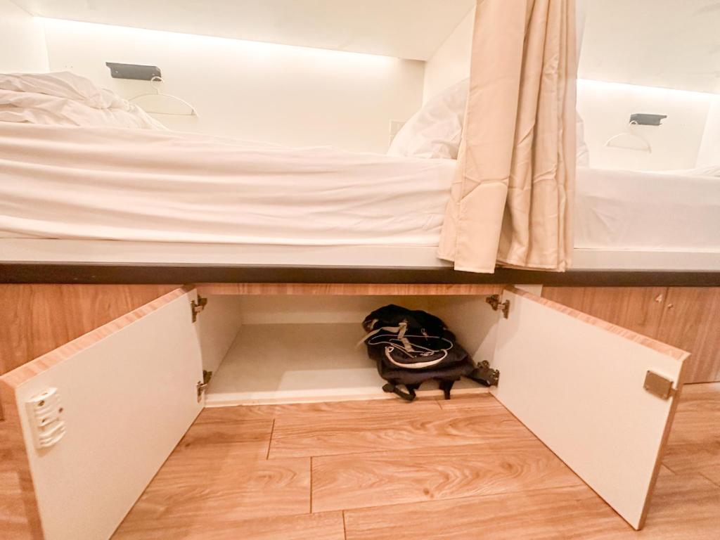 Postel nebo postele na pokoji v ubytování Bangkok Neighborhood Hostel