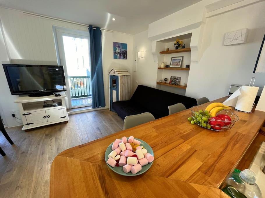 TV a/nebo společenská místnost v ubytování Le Maxaudant Duplex avec Balcon et Vue sur Mer