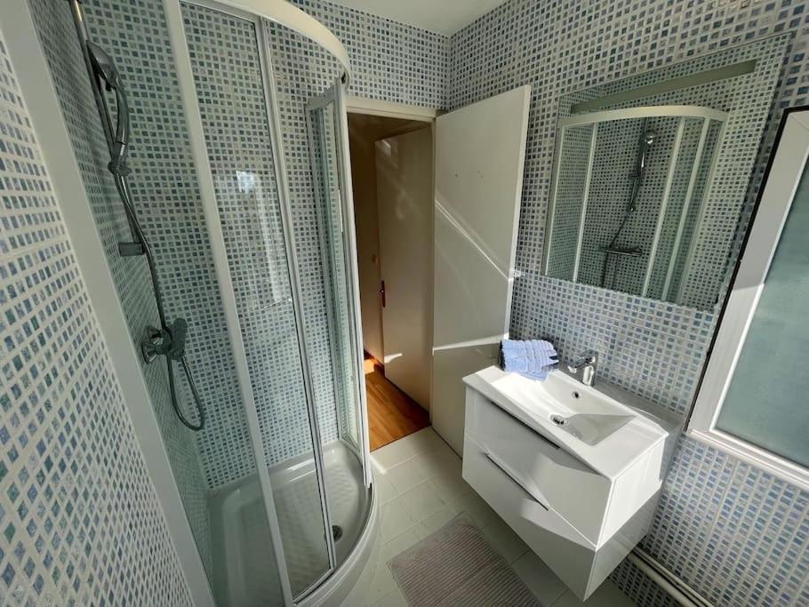 Koupelna v ubytování Le Maxaudant Duplex avec Balcon et Vue sur Mer