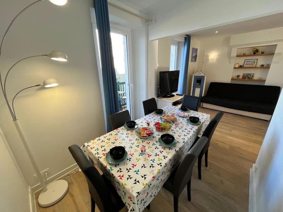 TV a/nebo společenská místnost v ubytování Le Maxaudant Duplex avec Balcon et Vue sur Mer