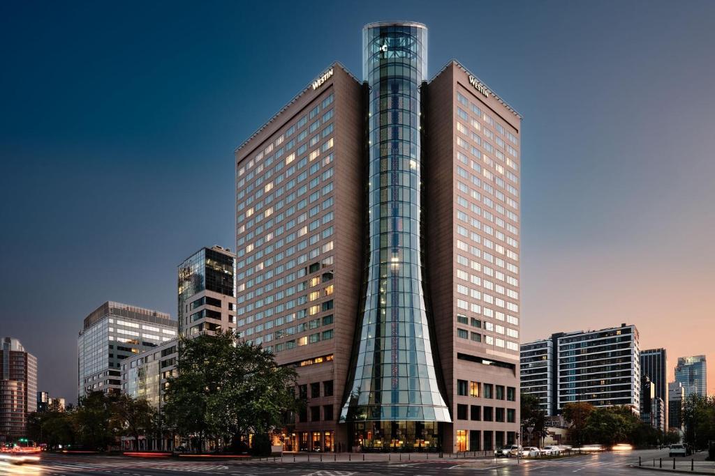 un edificio alto en una ciudad con edificios altos en The Westin Warsaw, en Varsovia