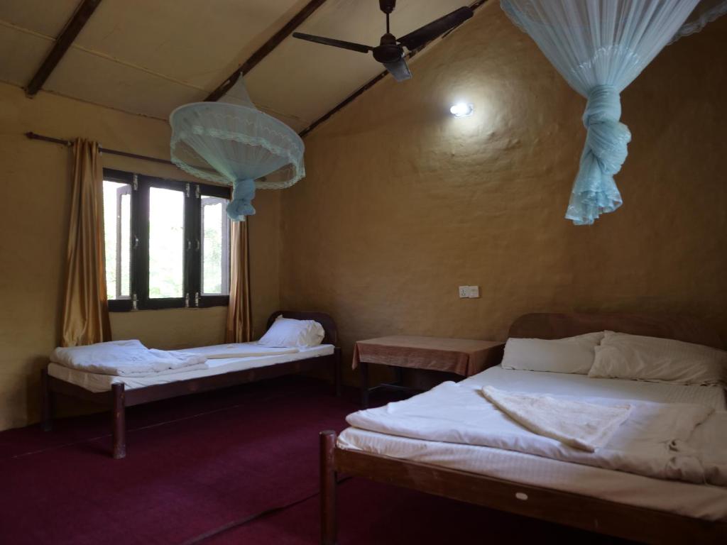 Postel nebo postele na pokoji v ubytování Bardia Jungle Resort