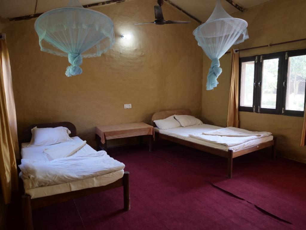 Postel nebo postele na pokoji v ubytování Bardia Jungle Resort