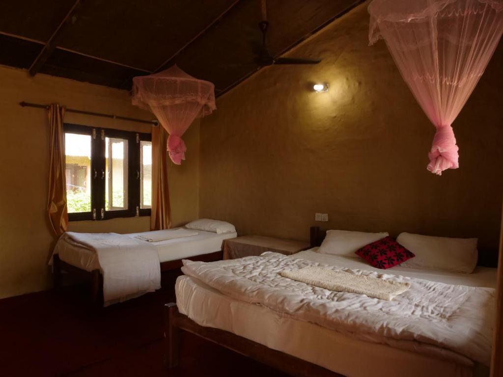 Postel nebo postele na pokoji v ubytování Bardia Jungle Resort