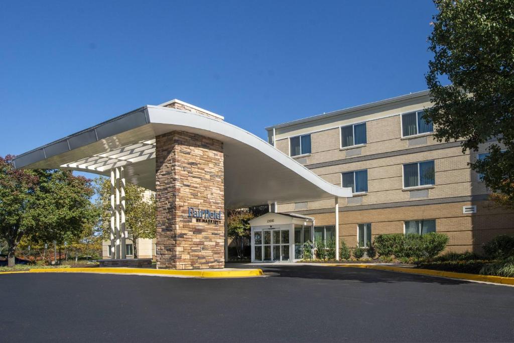 Un edificio con un estacionamiento enfrente. en Fairfield Inn & Suites Dulles Airport, en Sterling