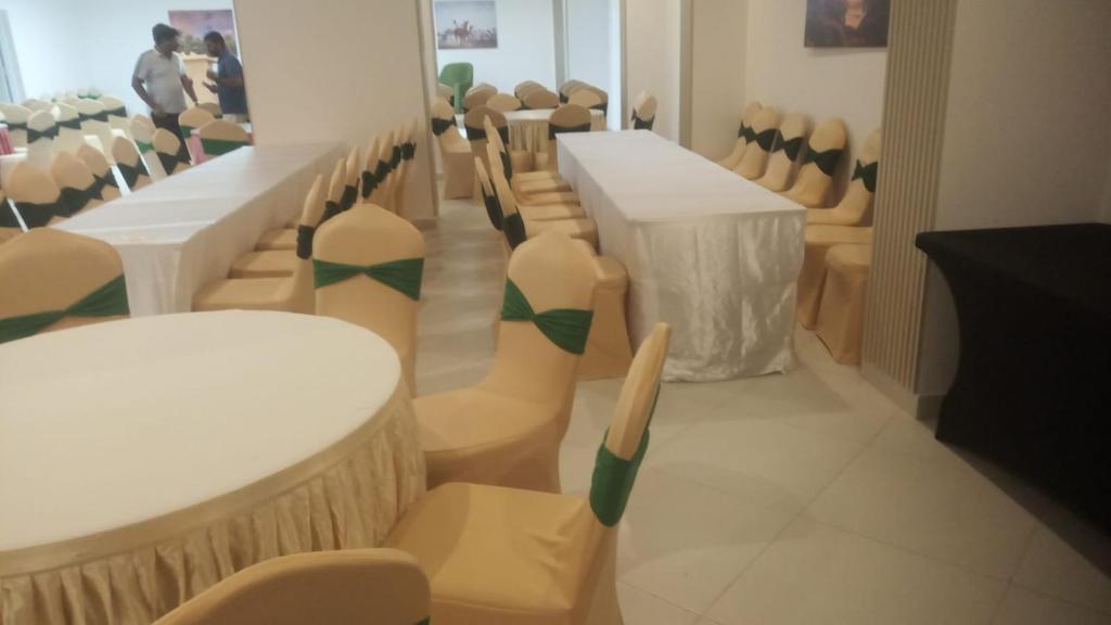 TV a/nebo společenská místnost v ubytování Muscat Hills Hotel