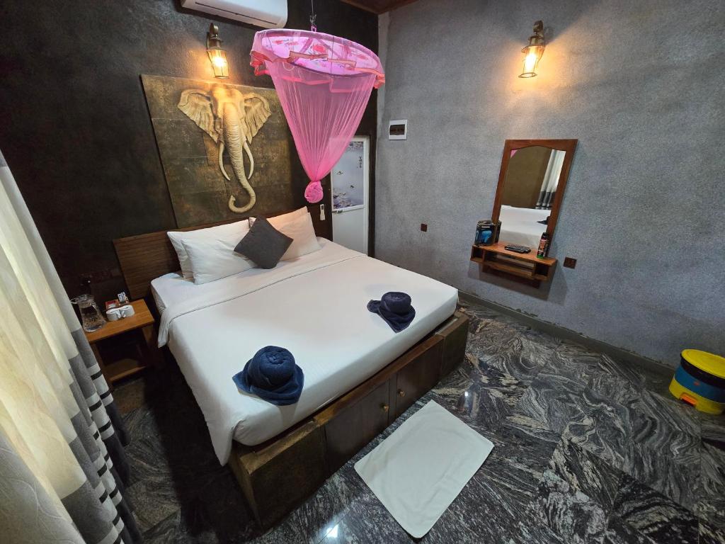 Postel nebo postele na pokoji v ubytování Ceylon wilpattu safaris & lodging