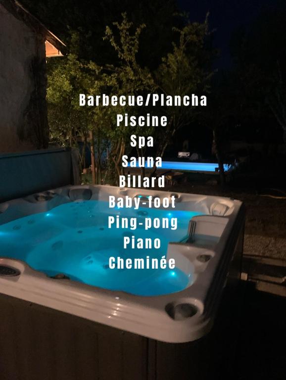 un panneau situé sur le côté d'un bain à remous dans l'établissement Villa Baptiste Spa Sauna Billard Piano ping-pong baby-foot Piscine près de Bordeaux, à Cérons