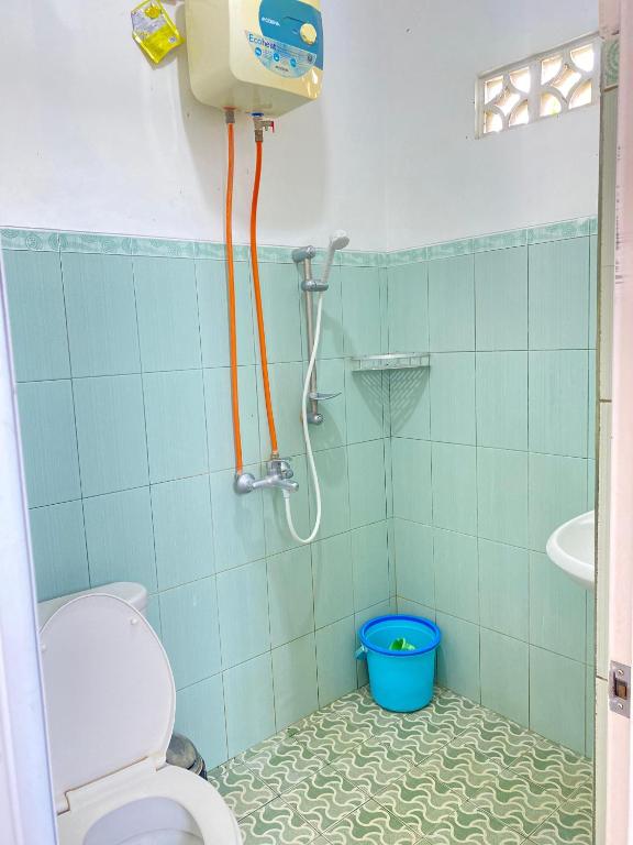 bagno con doccia e servizi igienici di Sastro Inn Syariah Hotel Malioboro a Yogyakarta