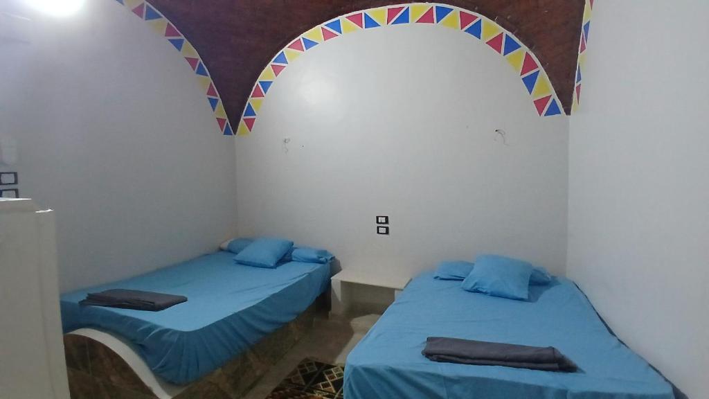 Postel nebo postele na pokoji v ubytování Ezzo Nubian guest house